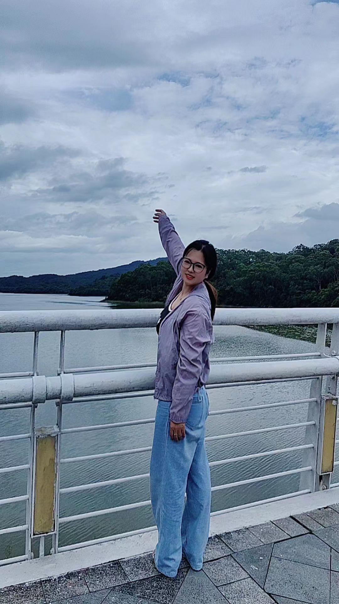 人人都有苦衷，事事都有无奈，那些你认为走不出的泥潭，迟早有一天会风轻云...