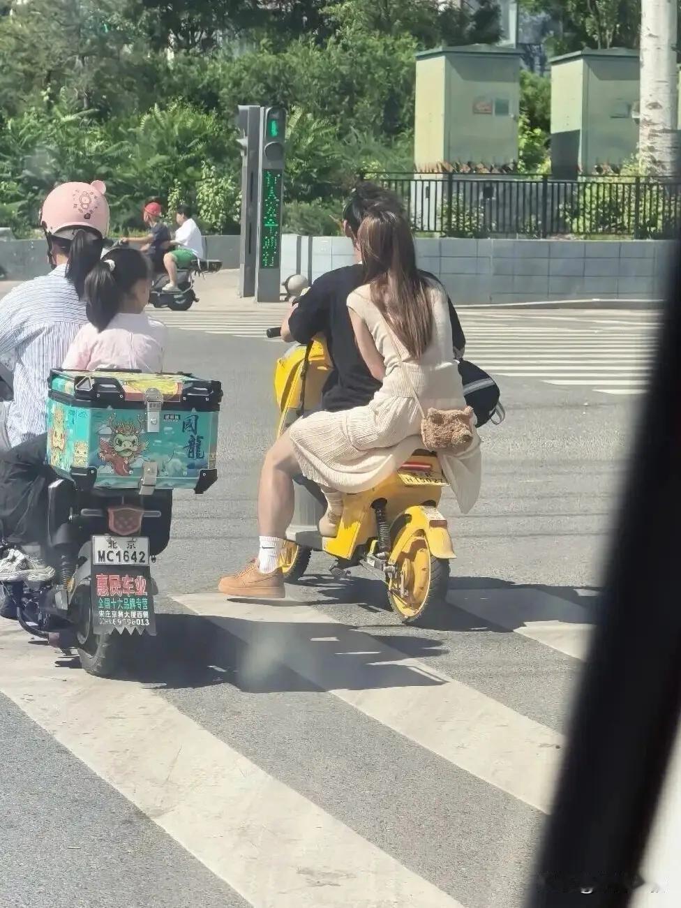 女主这大腿实在让人不忍直视呀，这要是被本尊刷到，岂不尴尬死。[what]

镜头