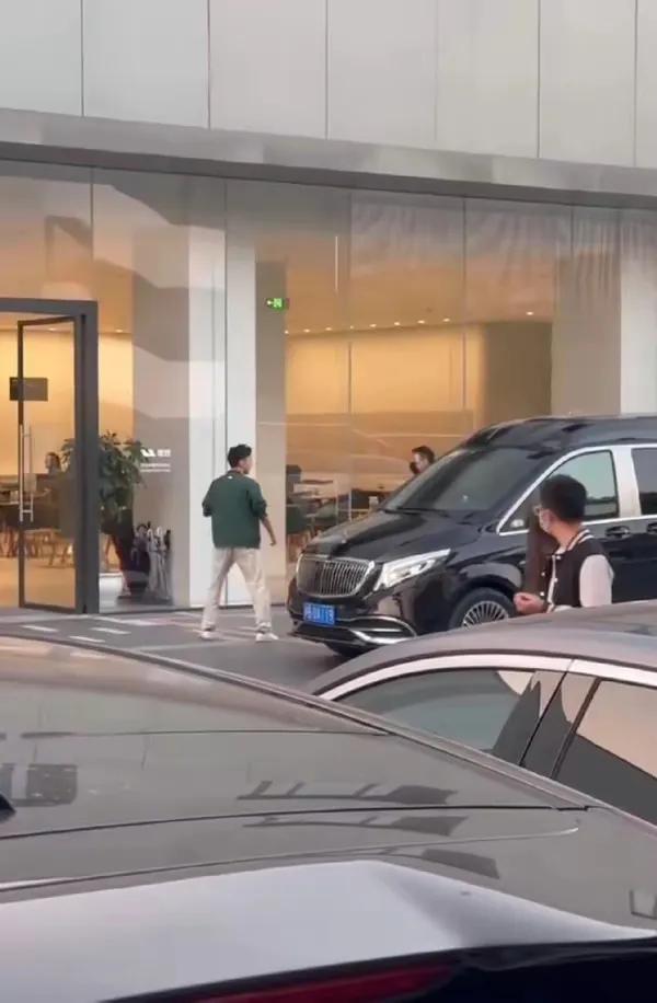 王思聪买了辆理想L9？员工晒出订单与合影
