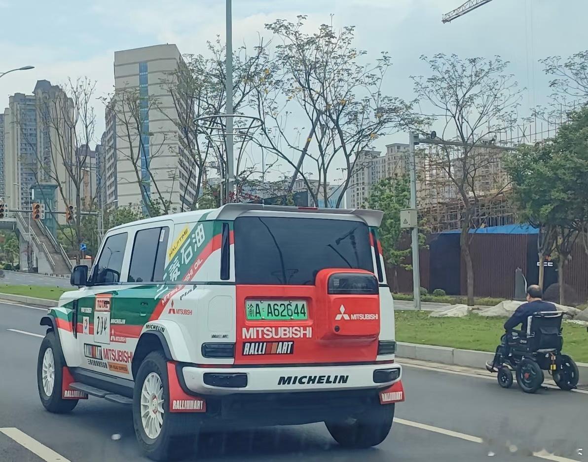 越野车   来个达喀尔拉力赛三菱石油涂装，帕杰罗灵魂加持。三菱帕杰罗rallia