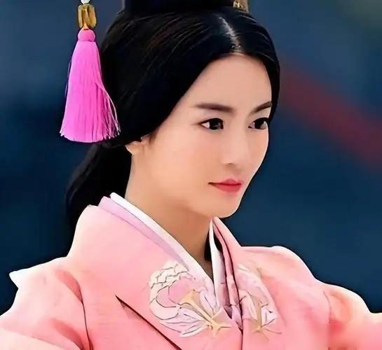 一代女君邓绥，去世后为何全家遭殃？东汉的外戚到底有多难做
邓绥生于公元八一年，家