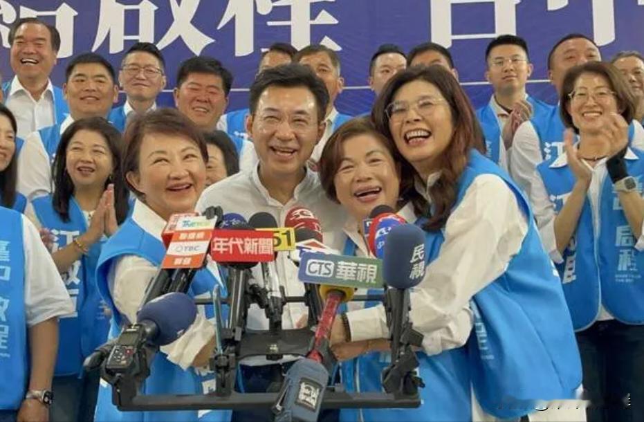 郑丽文今天到台中授证小组长，卢秀燕、江启臣肯不肯跟她合影？

离台湾九合一选举投