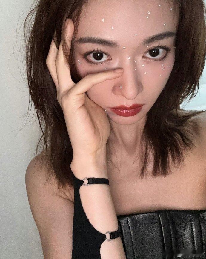吴谨言的妆造完美展现她的魅力，每次造型都像是为她量身定制。这位造型师无疑是她的美