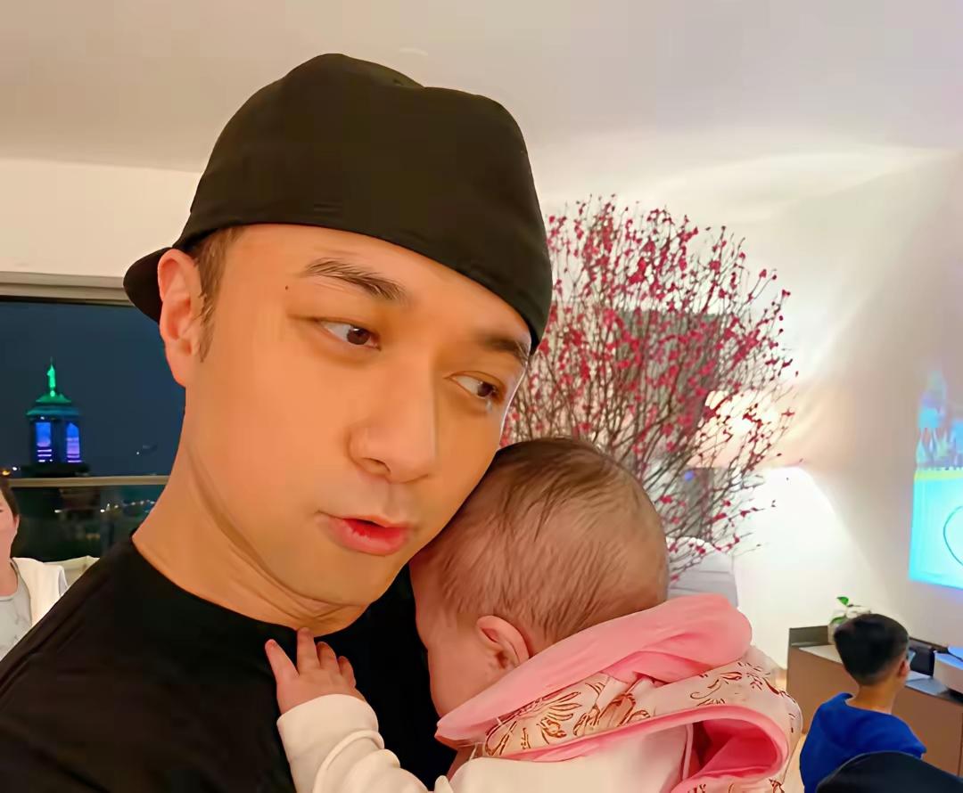 古巨基真是人生赢家，老来又得一子，
48岁那年，古巨基迎来人生第一个孩子，妻子陈