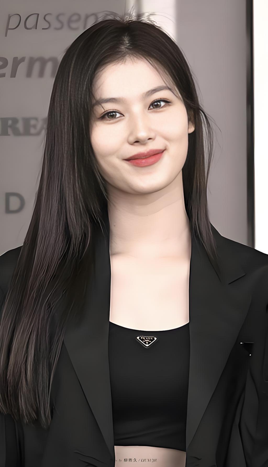 优雅黑西装，自信满满，职场女神范儿！💄👠✨