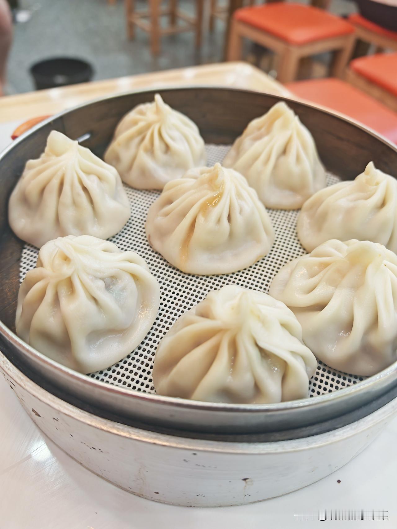 大环境欠佳，早餐生意也愈发难做。在南京，这一笼汤包仅售8元。
8元一笼的汤包，在