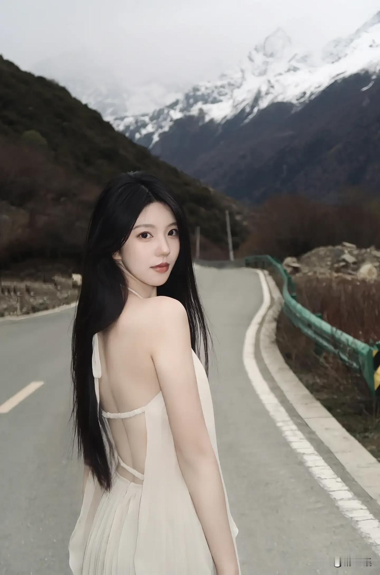 山间路弯弯，美人倚栏杆。