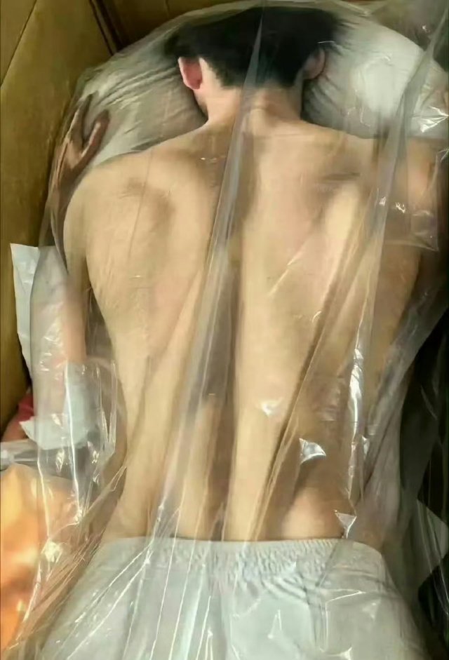 我闺蜜买的抱枕…这个也太逼真了吧，都有点吓人了 