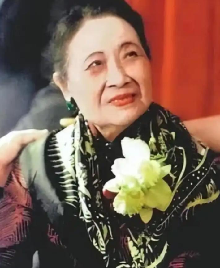 宋美龄106岁去世，贴身厨子回家后不久自尽，事后妻子含泪透露缘由:是上面逼的！