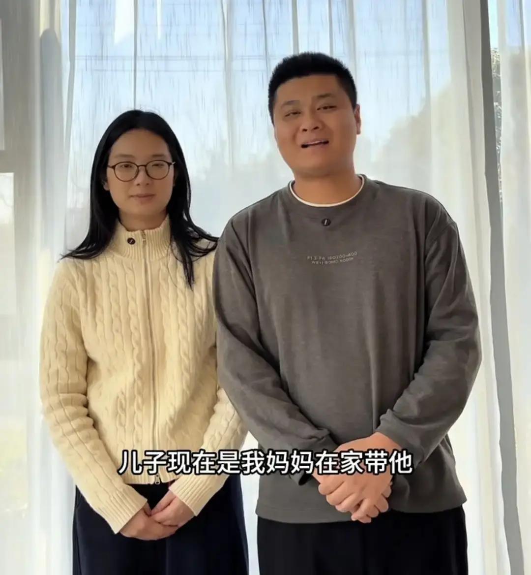 朱进儿子四岁生日那天，他人在外地直播卖货，没回家。
视频里他红着眼说签了合同不能