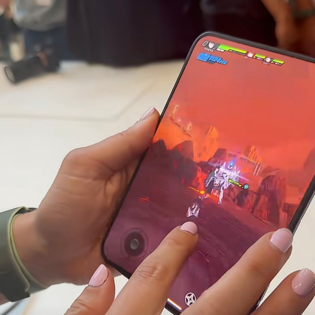 iPhone  Duo 的折痕控制的确实有点牛逼，目前刷到的视频都不是很明显。屏