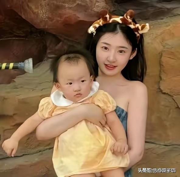 黄一鸣的女儿好可爱，在镜头下，做出动作，配合妈妈的指令。真的好棒，真是想不通，这