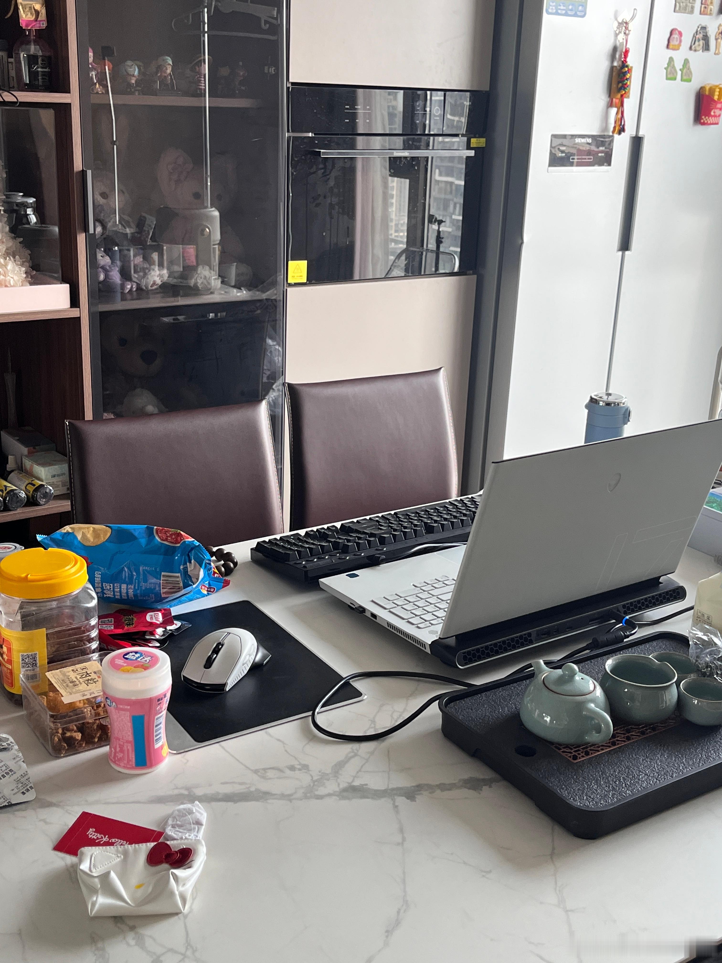 我几天没回家，gz就把电脑搬到餐桌上来了，旁边零食一大堆，看来自己过得很舒适啊[