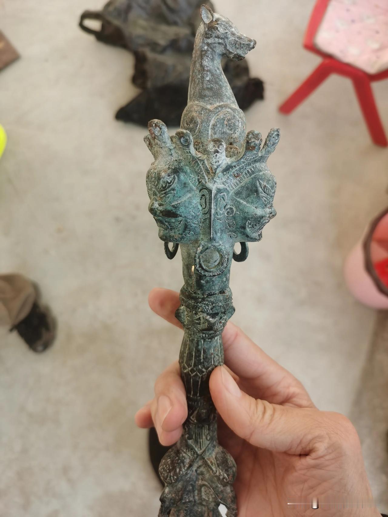 这是什么神器啊？朋友们，今天在农村看到了这样一个老物件，铜锈斑驳，好似青铜器，看