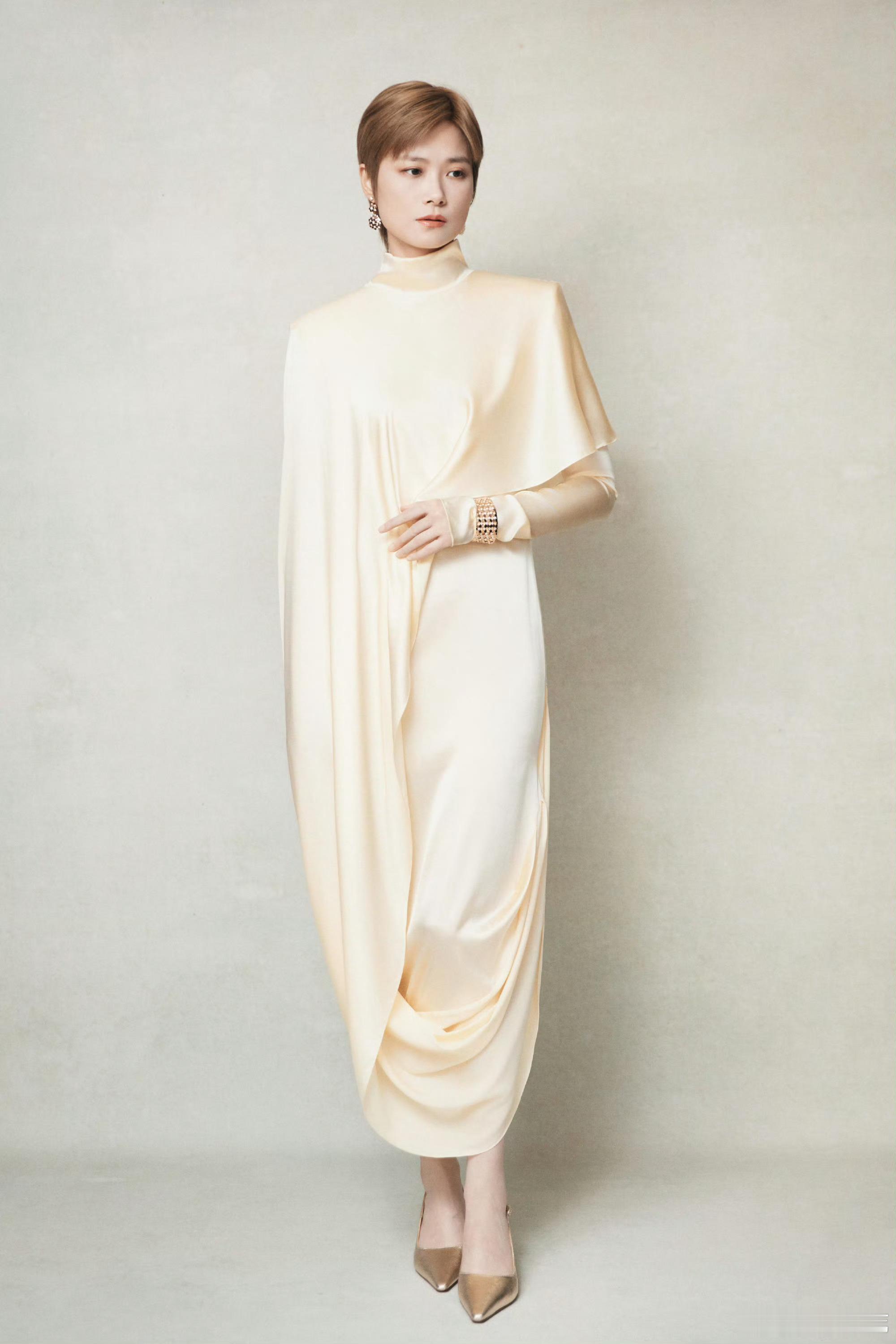 叶童李宇春谈彼此共同点李宇春就这么萌萌地学叶童闭幕式绝美颁奖舞台，双女神默契互动