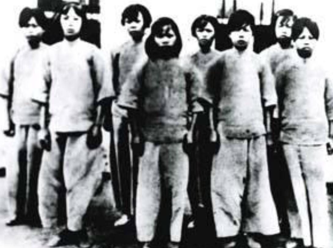 红色娘子军连长庞琼花与战友被俘后，被反动派强制拍下这张照片。
敌人本想用照片威慑