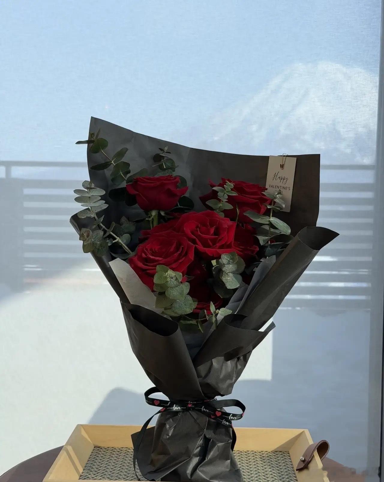 刘嘉玲和老公梁朝伟在日本过情人节，老夫老妻的还这么的浪漫。不愧是少年夫妻老来伴呀