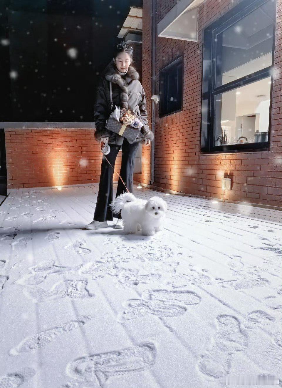 刘亦菲晒初雪哈哈合照刘亦菲晒初雪与哈哈的合照！这合照的可爱浓度超标了！ 