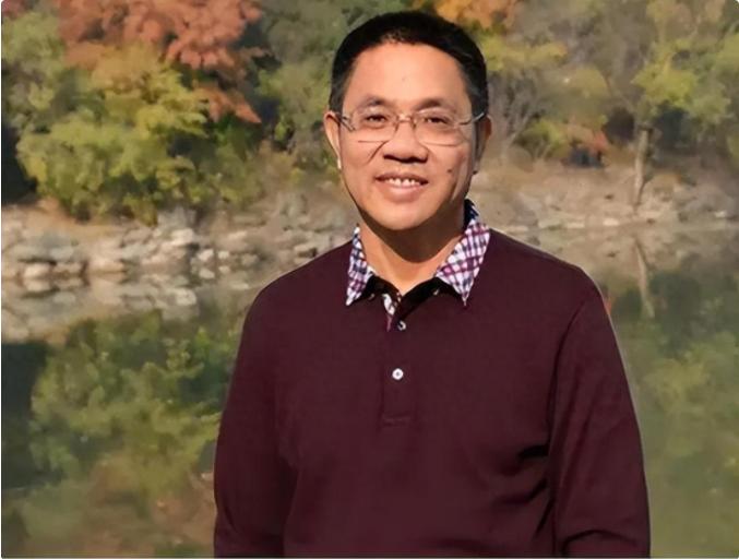 全村凑钱送他去北大，毕业后他靠卖猪肉成亿万富翁，为了还村民的恩情，他修建258栋