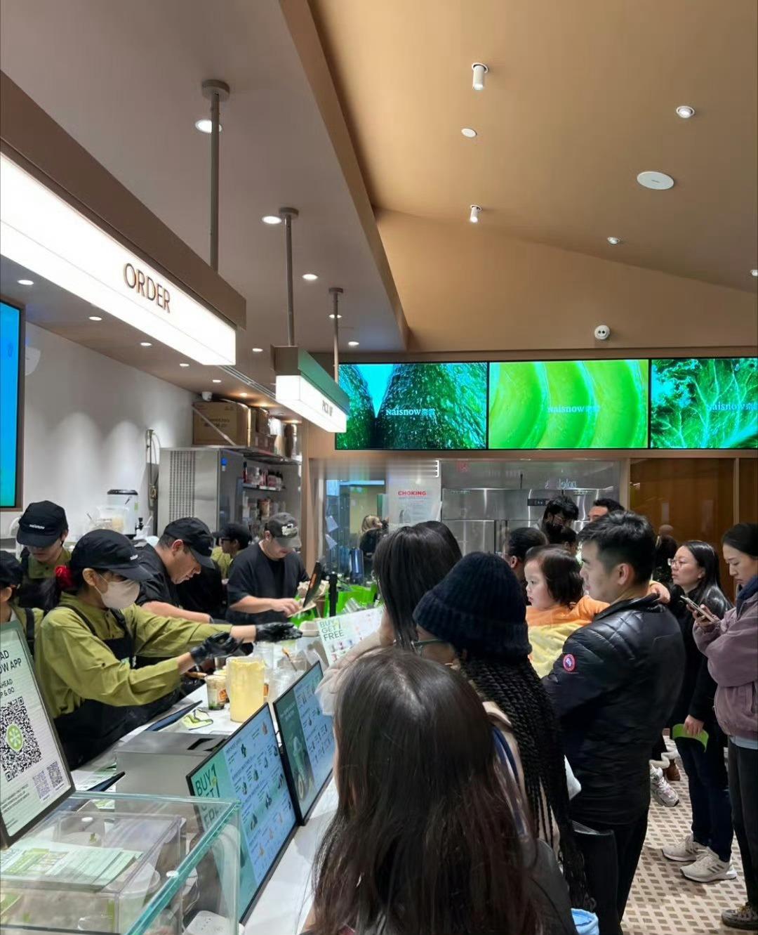 奈雪开到时代广场老外排长队奈雪纽约新店3天营收超11万美元把中国茶饮带到世界十字