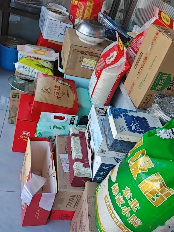 过年就是好，
刷到即赚到，
礼物堆成山，
吃都吃不了。

爆竹声声辞旧岁，
梅花