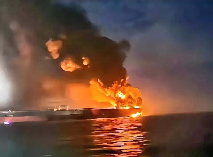 太突然！全世界都不敢相信，
 
土耳其的油轮竟然被袭击了，但奇怪的是地点并不在霍