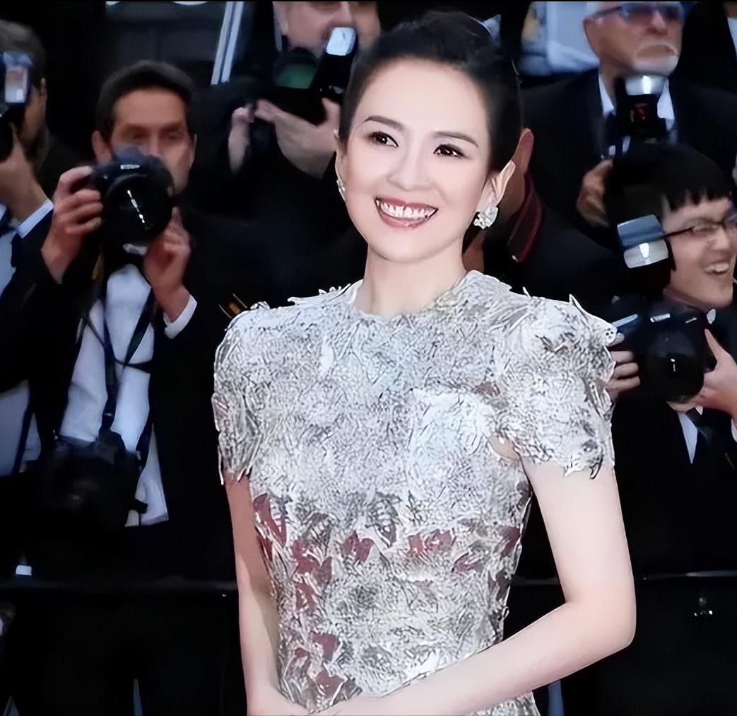 演员，章子怡，拍摄卧虎藏龙，上戛纳走红毯，第一次出国，心里七上八下，左顾右盼的时