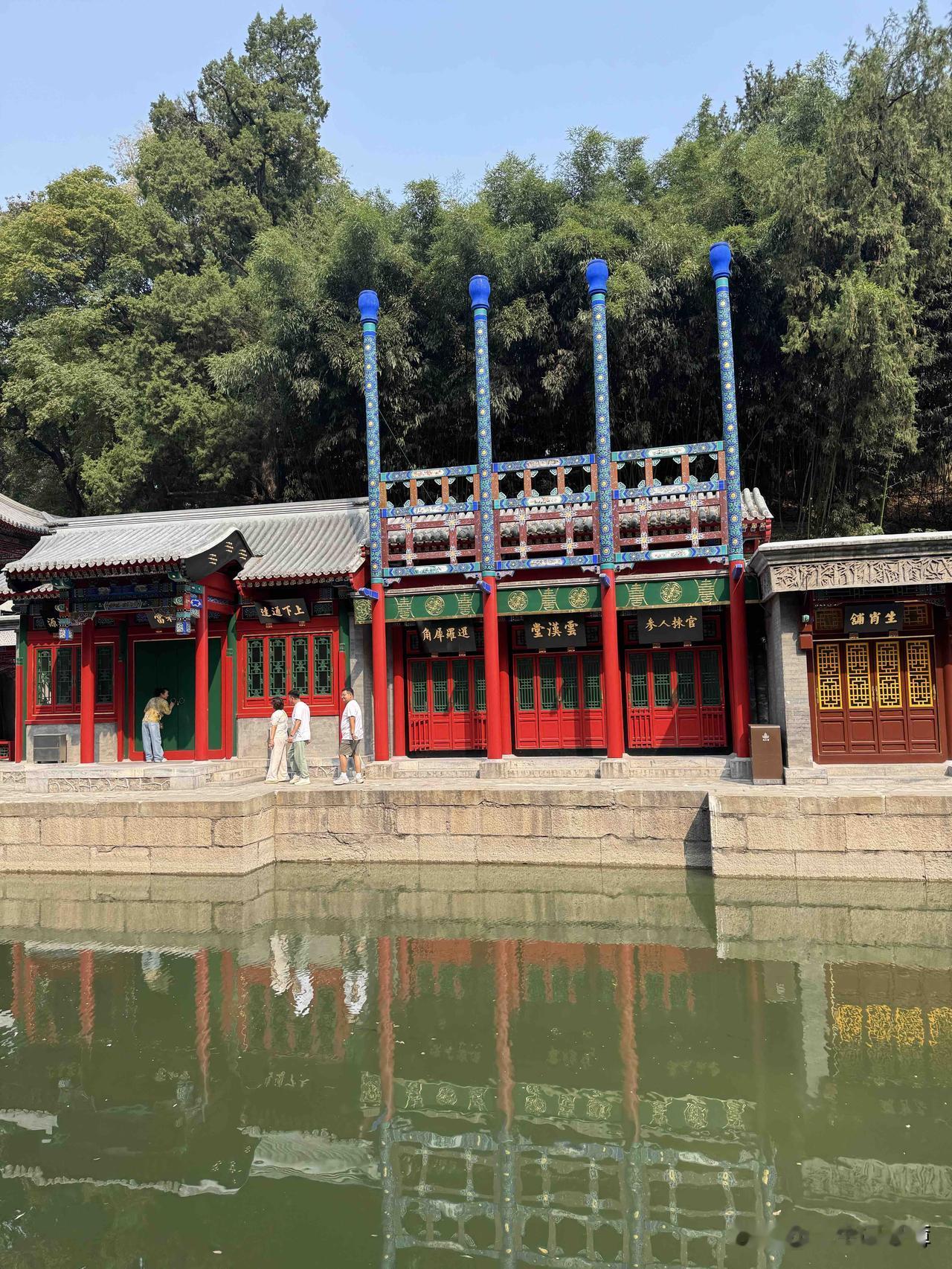 周六去了颐和园，进北宫门有一条街叫苏州街。
女儿说：妈，咱下几个台阶，去苏州街看