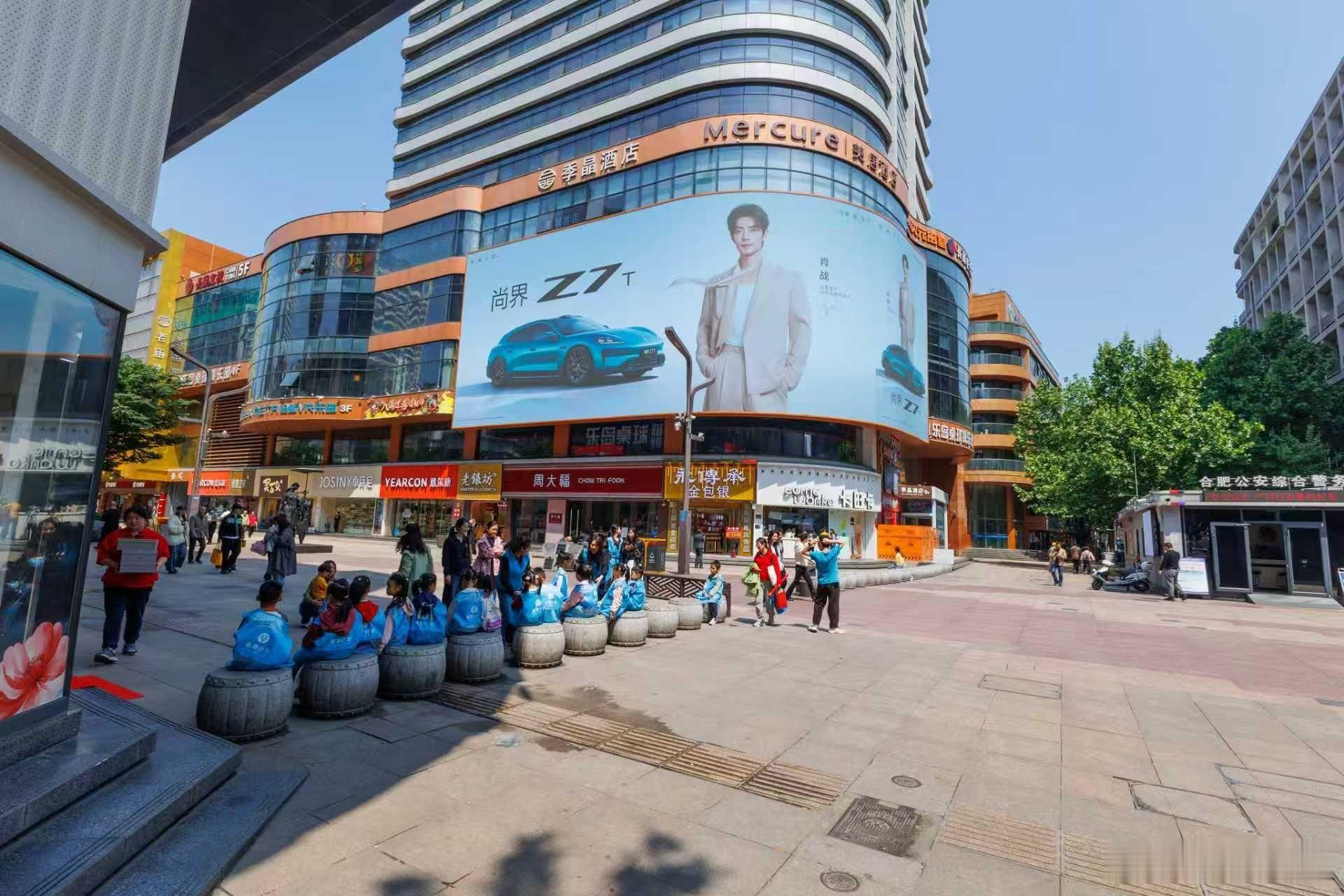 肖战尚界代言排面拉满近日，一场覆盖全国多城的户外视觉盛宴正在进行中，尚界以顶级大