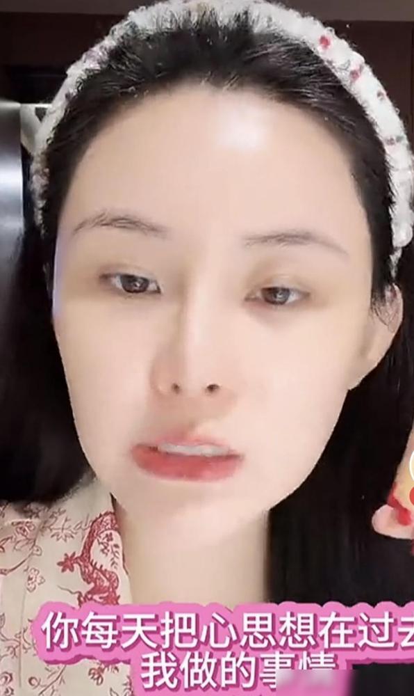 张颖颖这波，简直是现实版“恶女搞钱爽文”！
 
前几年跟汪小菲的感情纠葛，闹得一