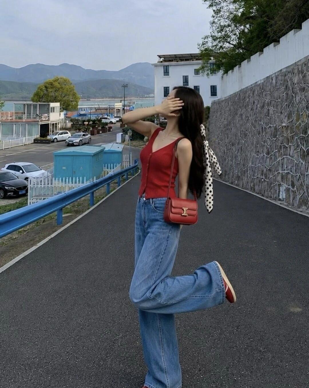 夏日海边漫步，红裙飘飘，海风轻拂