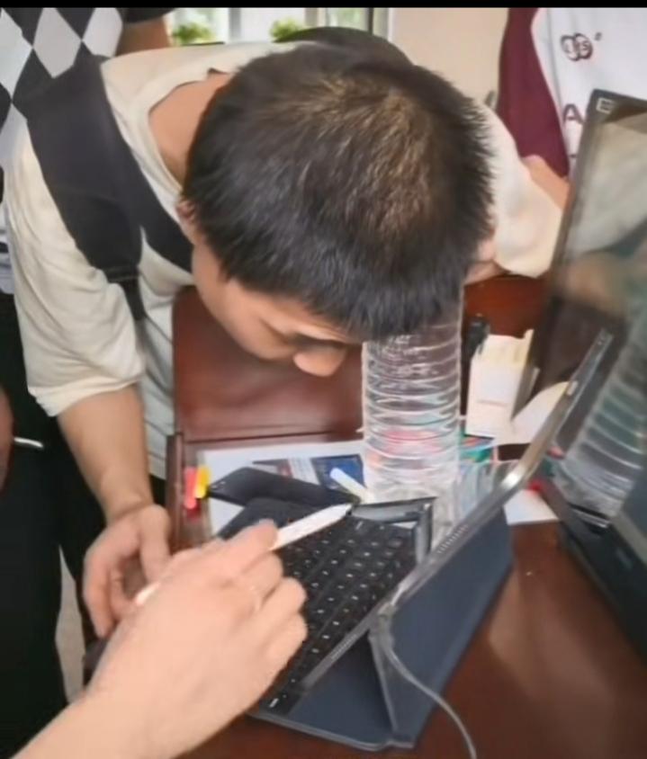 韦神韦东奕，可能已经是中高度近视了，网传家属曾经透露其大约有500度近视，但他平
