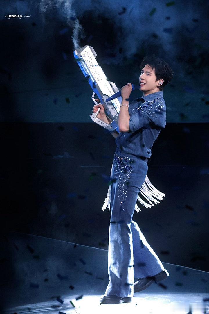 王安宇见面会全女安检人员 今天舞台全开麦我真的听跪了🎤！音色稳到像吃了cd，高