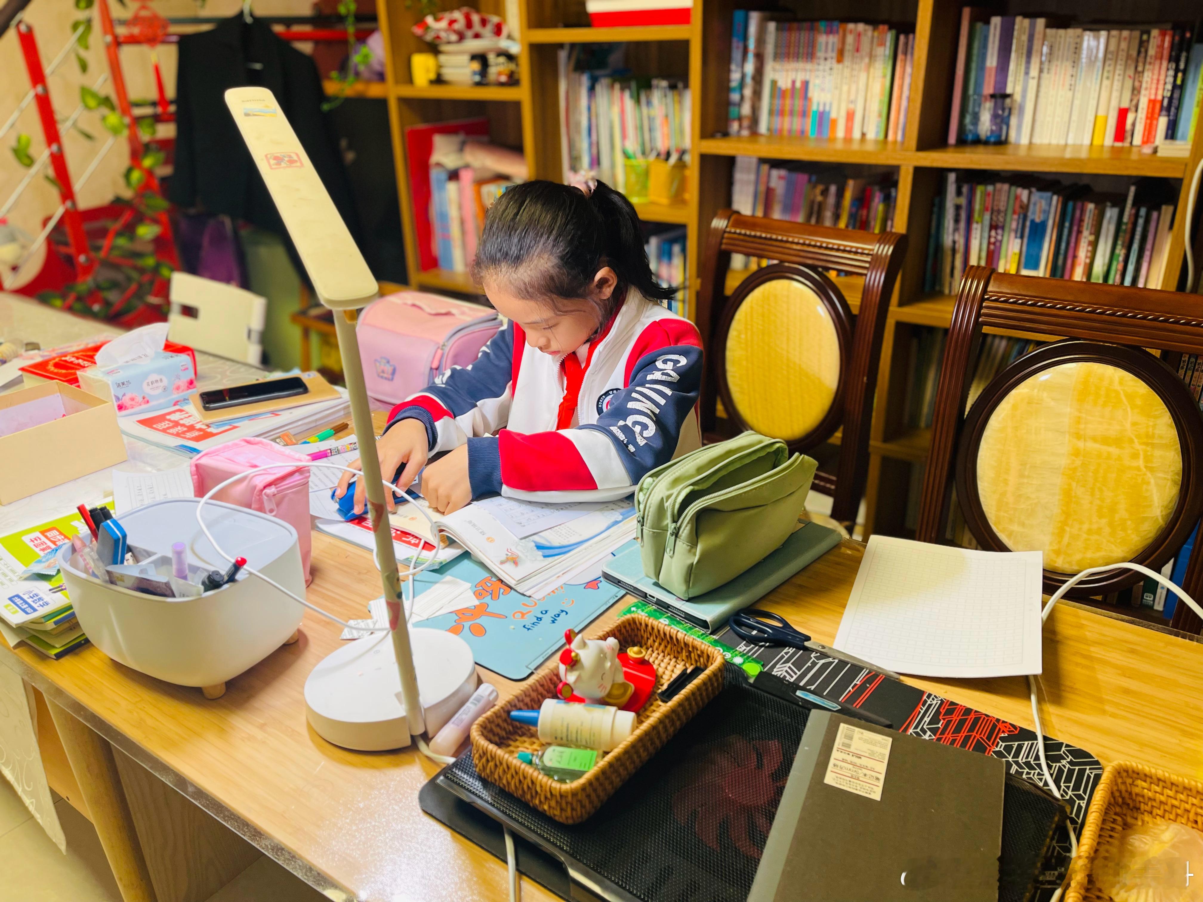 小妞也开始自主努力学习了[嘻嘻][嘻嘻][嘻嘻][嘻嘻][嘻嘻] ​​​