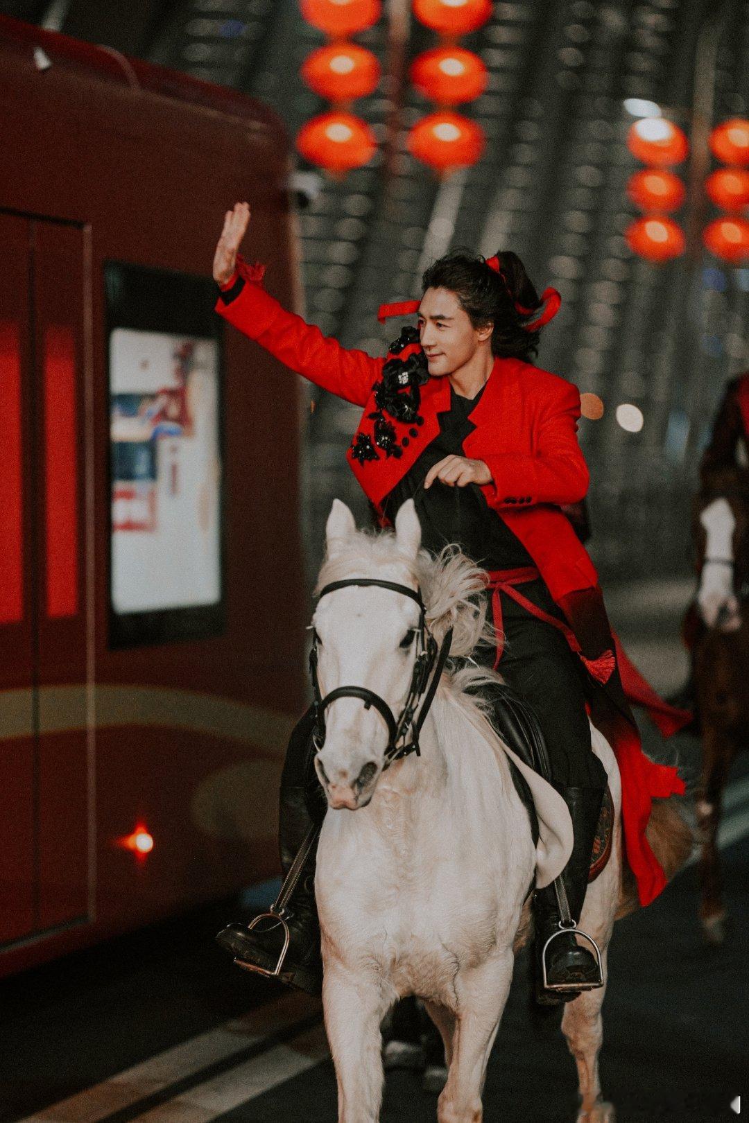 此沙骑马出场 谁懂啊！此沙在《立上游》开篇策马登场太绝了，瞬间点燃全场，这气势真