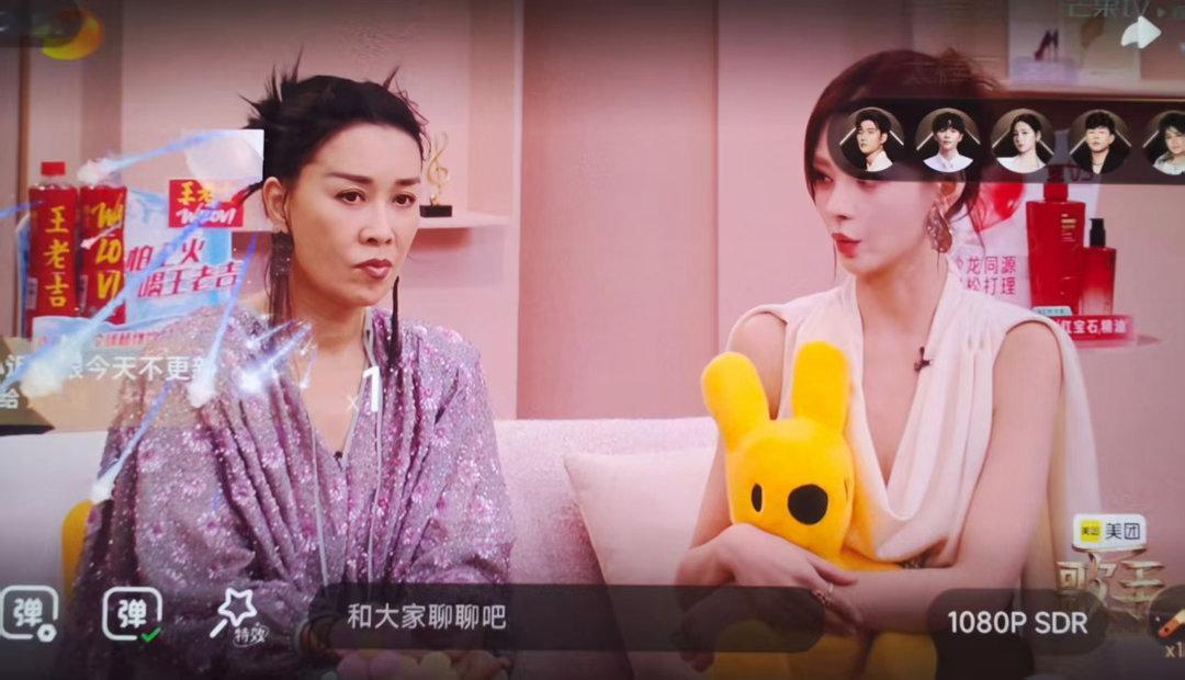 歌手不敢读第一个热搜歌手直播关弹幕 谁能想到直播画风突变，全员起哄读热搜，歌手不