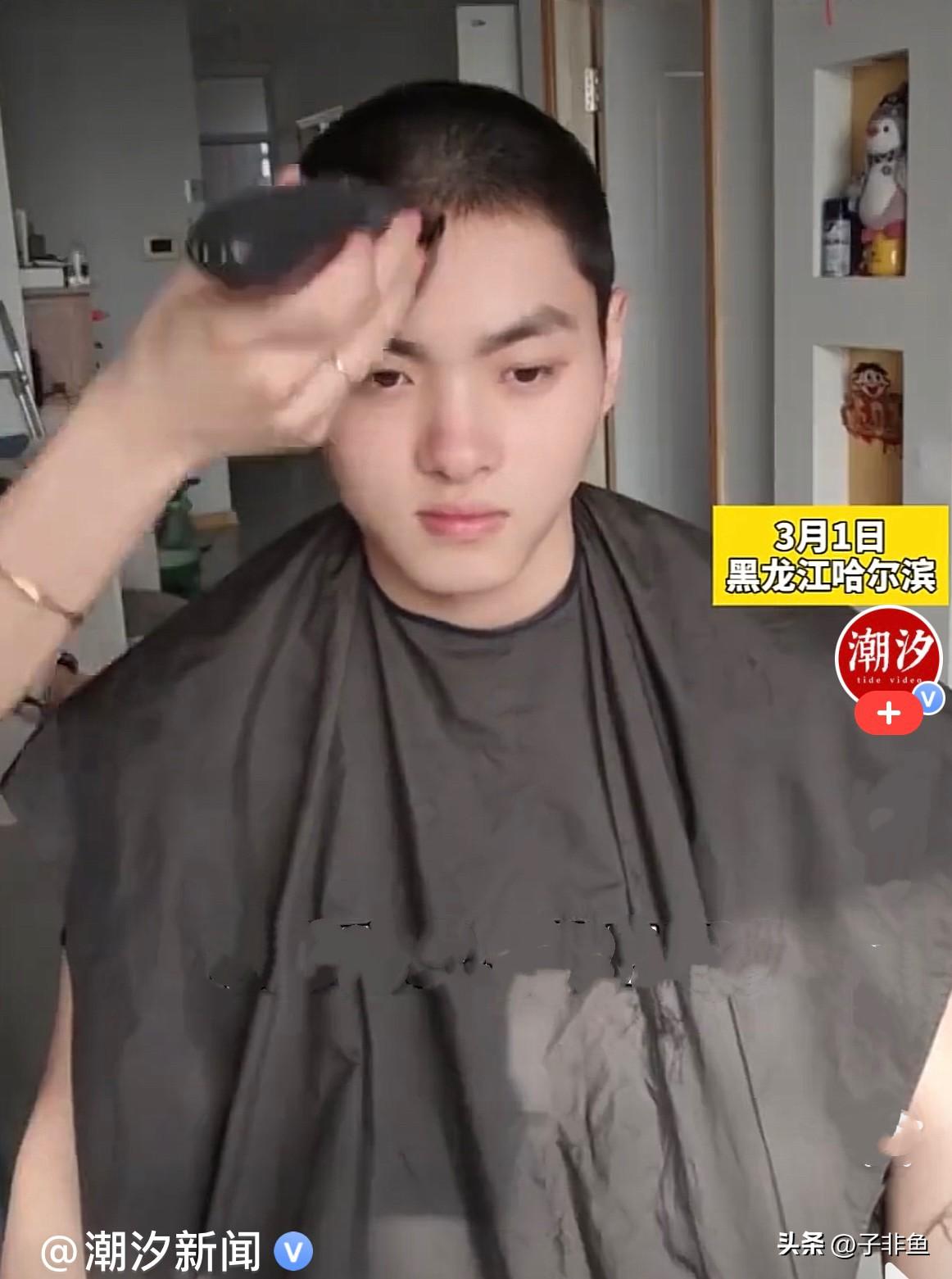 近日，黑龙江哈尔滨一小伙自己拿起推子毅然决然剃去了自己浓密的头发，姐姐帮忙理发理