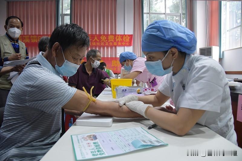 上周陪72岁的外婆去社区做免费老年体检，足足12项项目，从基础的血压血糖到骨密度