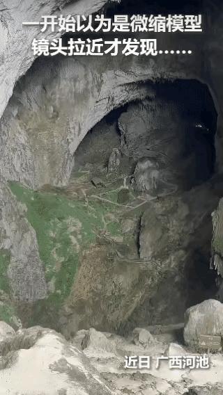 “上人民日报了！”广西河池，一游客在景区参观时，突然发现前方有一个很小的房子，刚