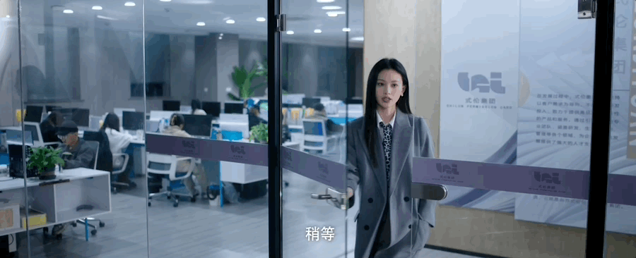 这对父女没有感情全是算计 《二重赋格》中秦月白与渣爹，毫无父女情只剩算计。她掀桌
