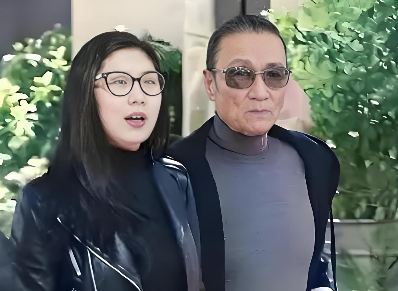 还记得那段轰动全网的“爷孙恋”吗？当年谢贤与CoCo牵手时，相差49岁的鸿沟让多