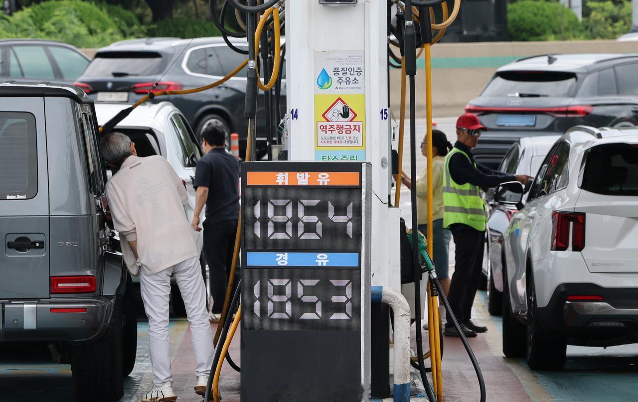 【韩国燃油税优惠再延两个月 汽油税继续下调15%】韩国政府18日宣布，将原定于本