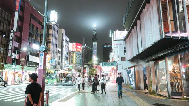 日本内需服务业正深陷寒冬。今年年初，居酒屋接连倒闭引发广泛关注；近日，又传来烤肉