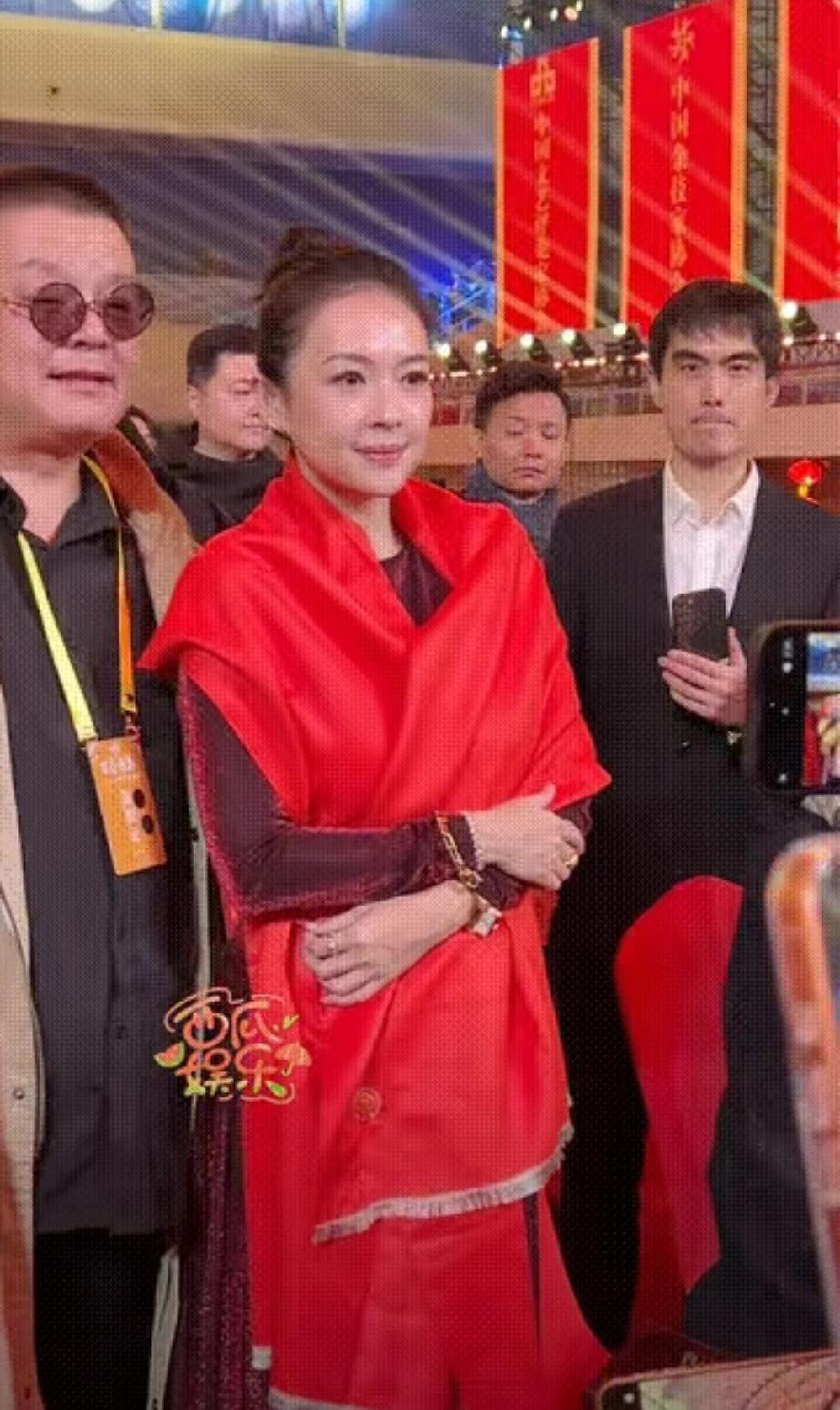 央视百花迎春晚会录制现场明星云集，太有看头！
    章子怡红裙配丸子头，喜庆又