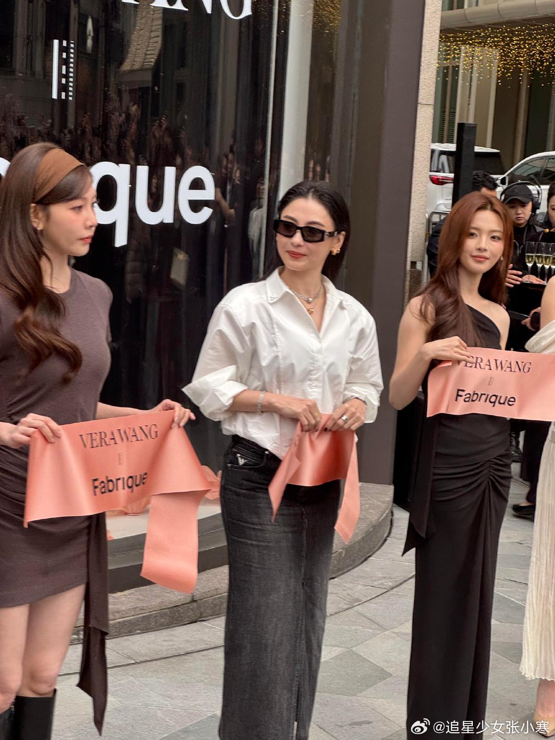 张柏芝宋妍霏杨超越同框剪彩三位美女的状态都太好了吧。张柏芝的从容大气，宋妍霏的时