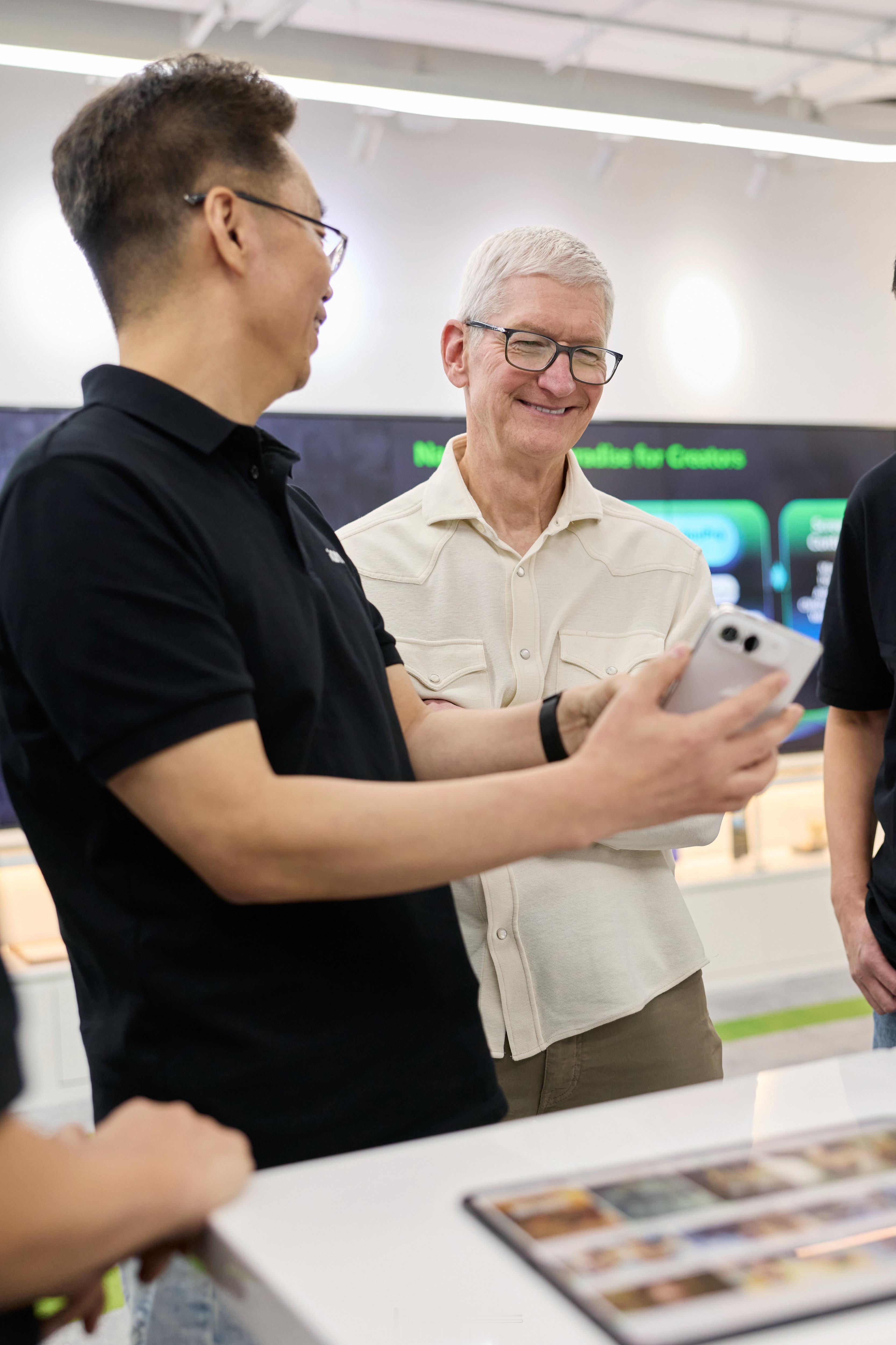 库克今日到访爱奇艺！解锁 iPhone Duo 上用爱奇艺观影的全新方式，了解了