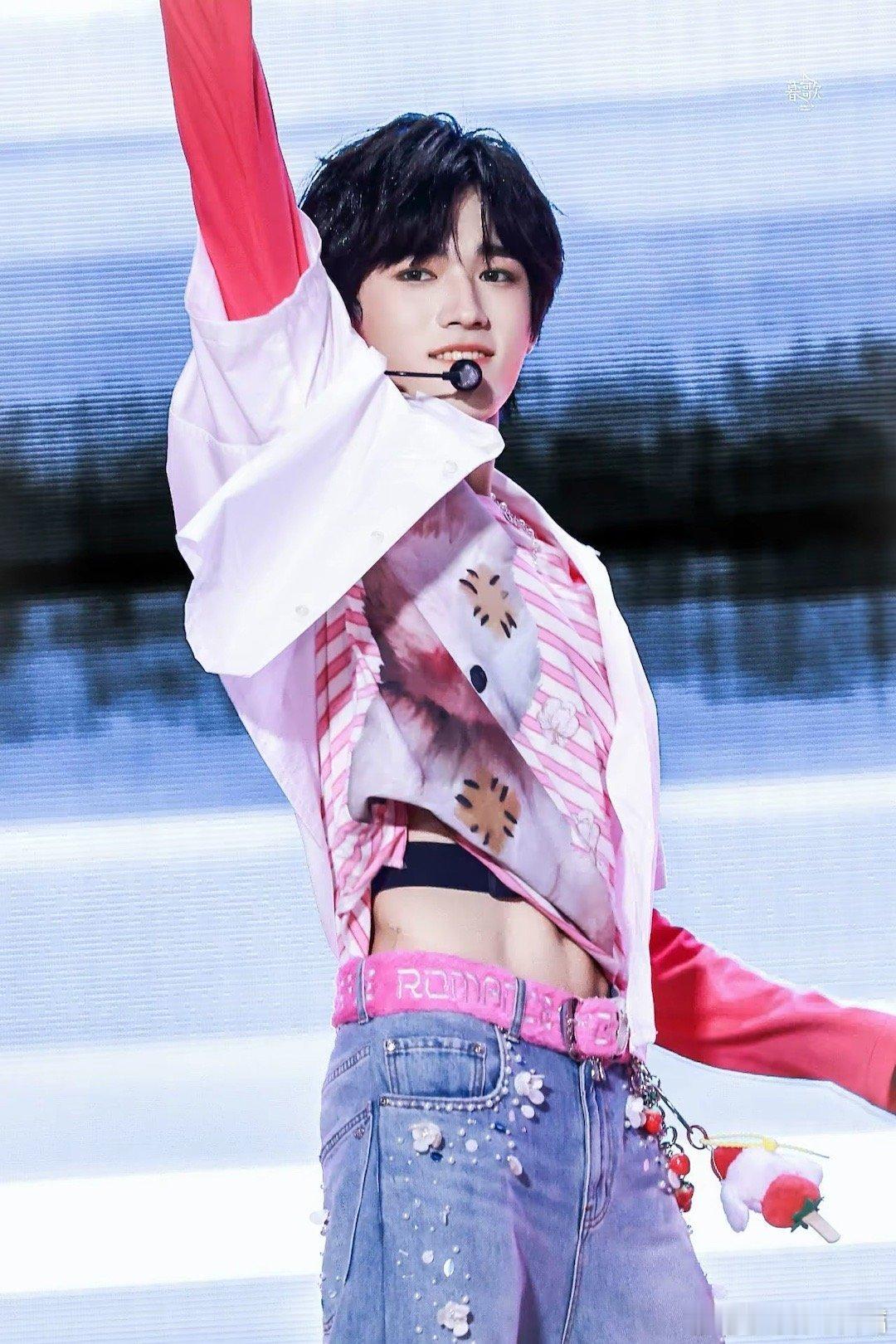 谁懂啊！宋亚轩把演戏的共情力带回舞台了！故事感眼神绝了，演技反哺舞台是真的，爱豆