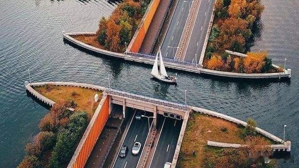 这个独特的建筑是位于荷兰的费吕沃湖水道桥（Veluwemeer Aqueduct