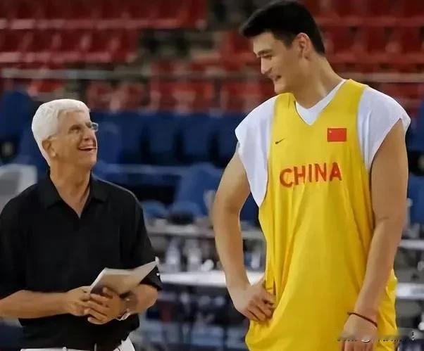 男篮外教成功率低！
中国篮球聘请过多位外籍教练，但成功的只有哈里斯和尤纳斯，他们