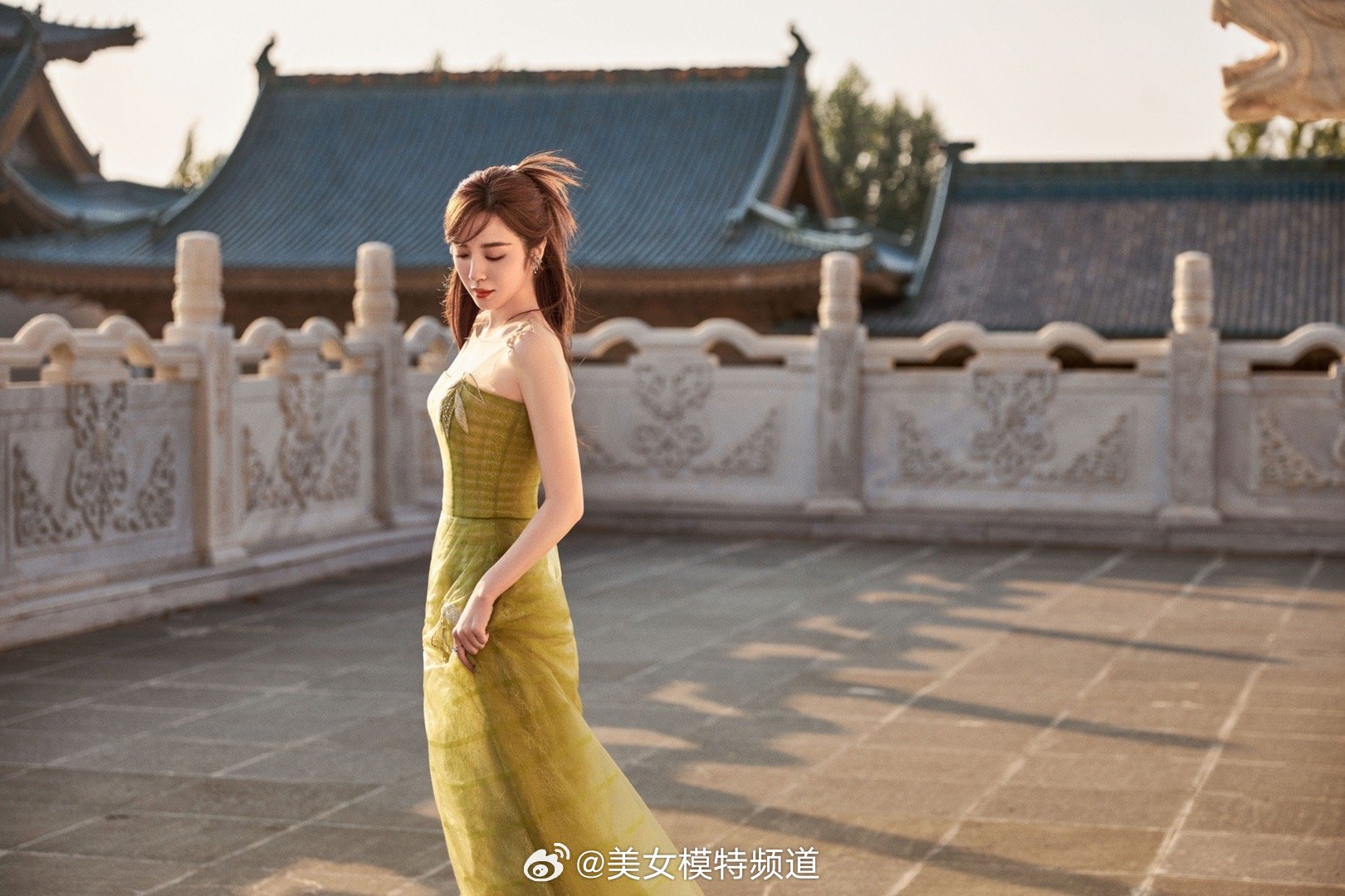 王晓晨古建筑氛围感大片 